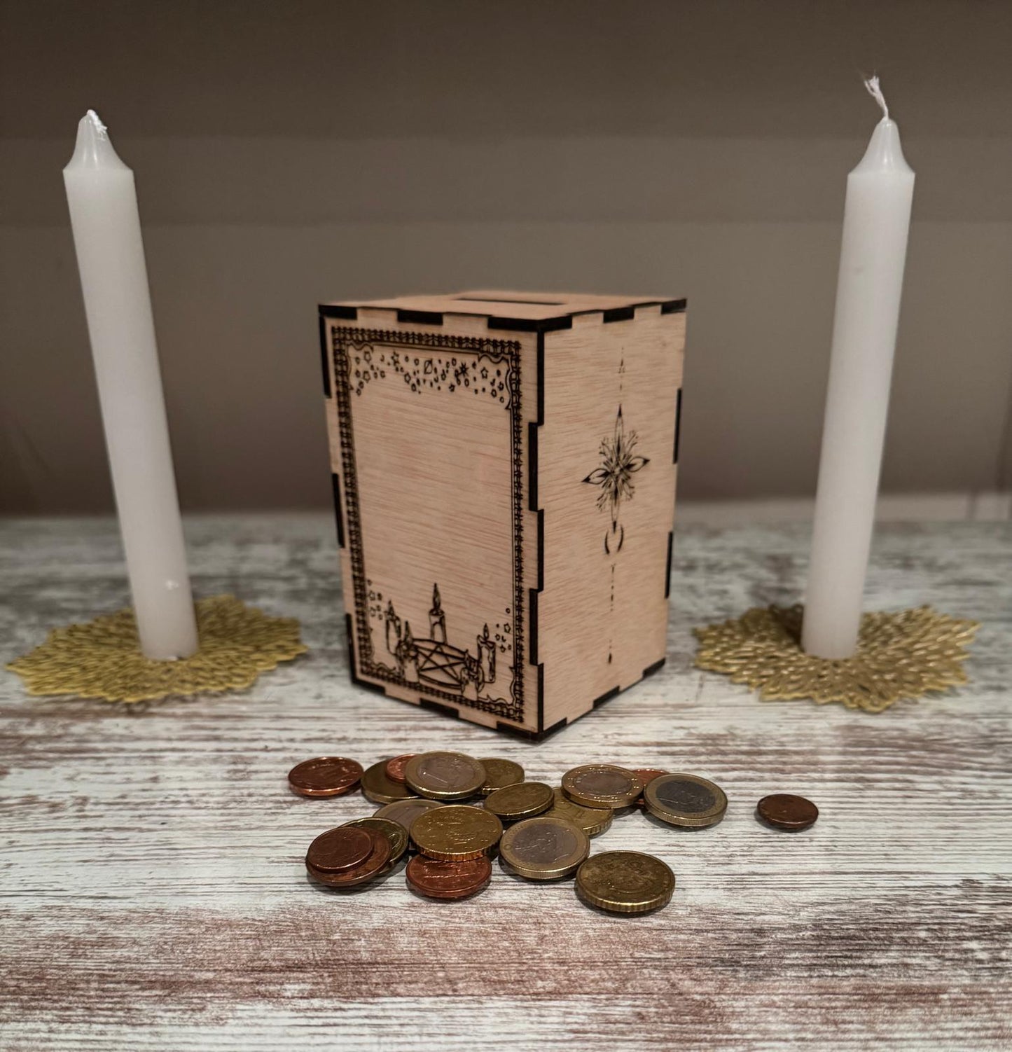 Hucha Ritual en Madera – Símbolos Sagrados y Figuras Mágicas