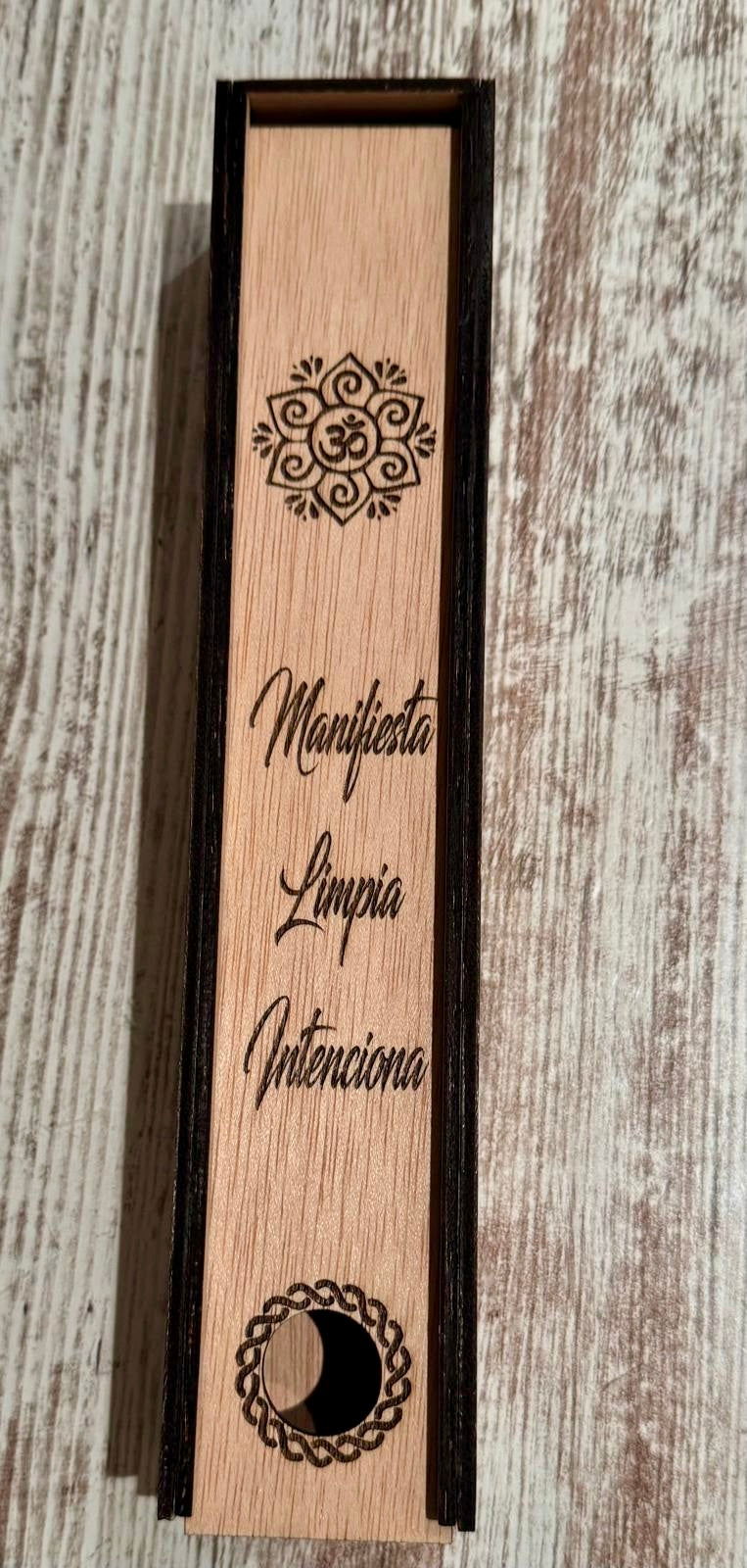 Caja para varitas de incienso om triqueta