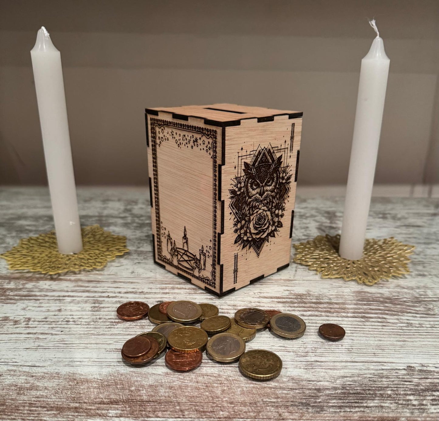 Hucha Ritual en Madera – Símbolos Sagrados y Figuras Mágicas