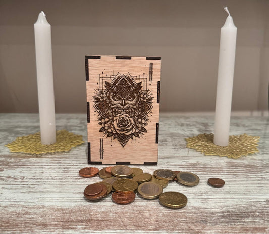 Hucha Ritual en Madera – Símbolos Sagrados y Figuras Mágicas