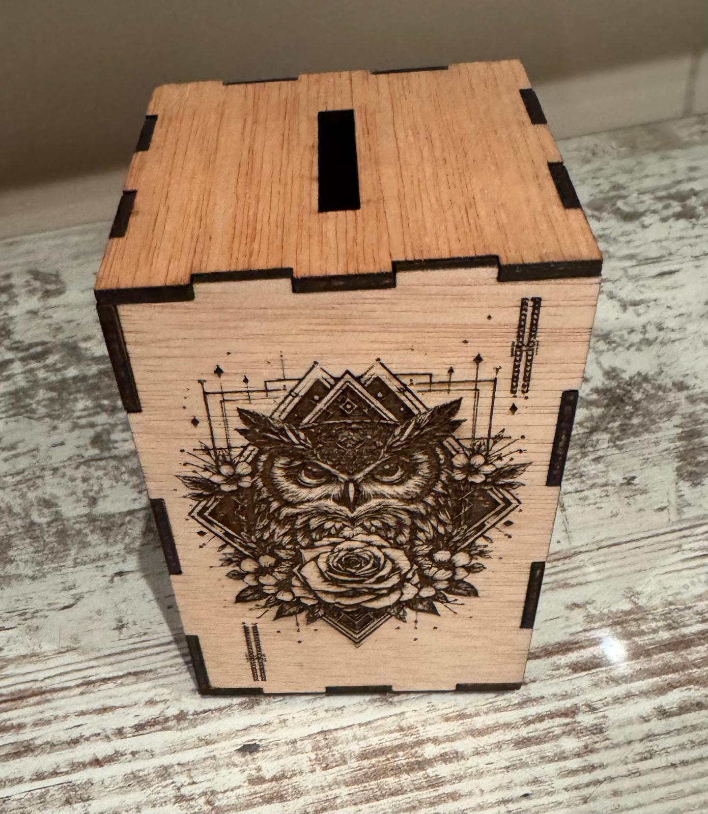 Hucha Ritual en Madera – Símbolos Sagrados y Figuras Mágicas