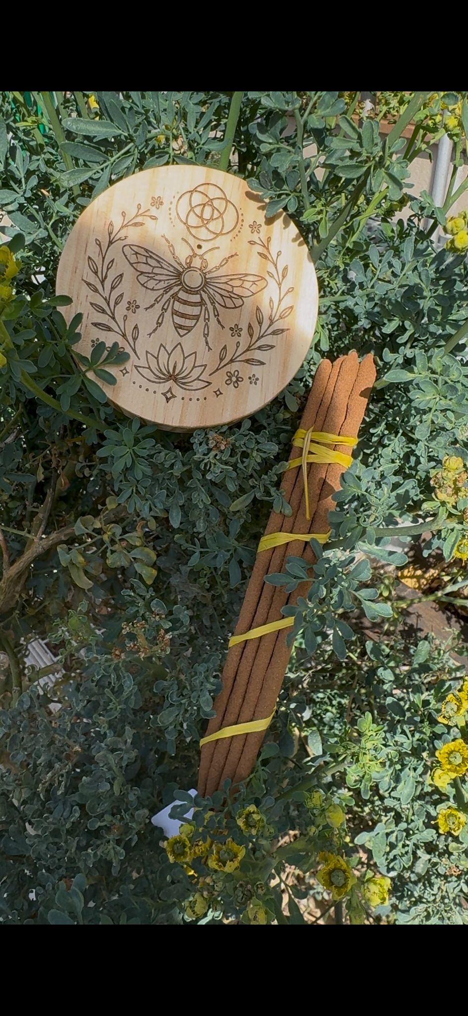 Porta inciensos artesanal con símbolo de abeja + incienso de ruda