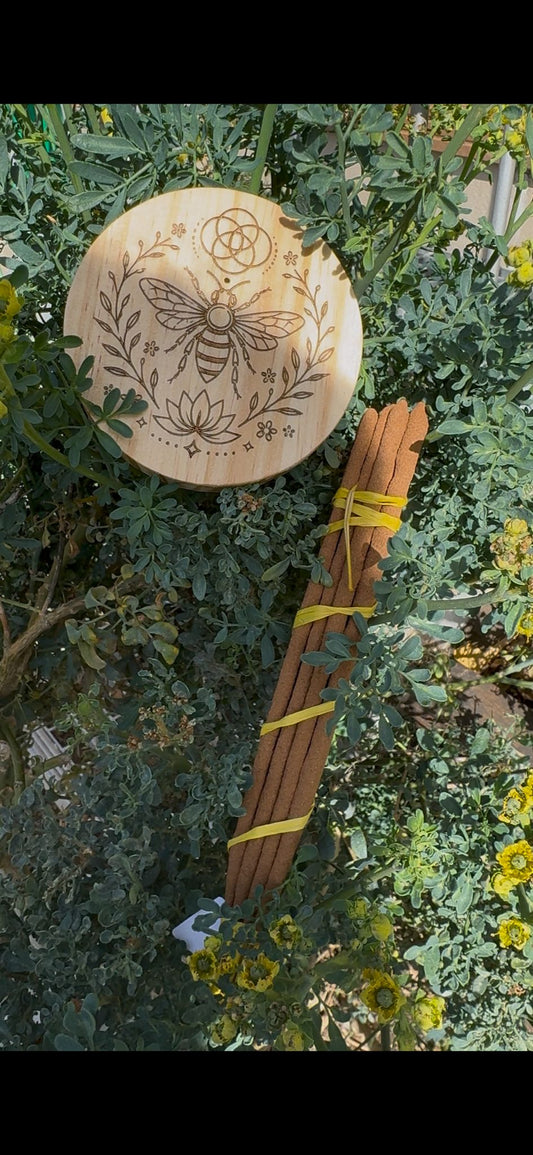 Porta inciensos artesanal con símbolo de abeja + incienso de ruda