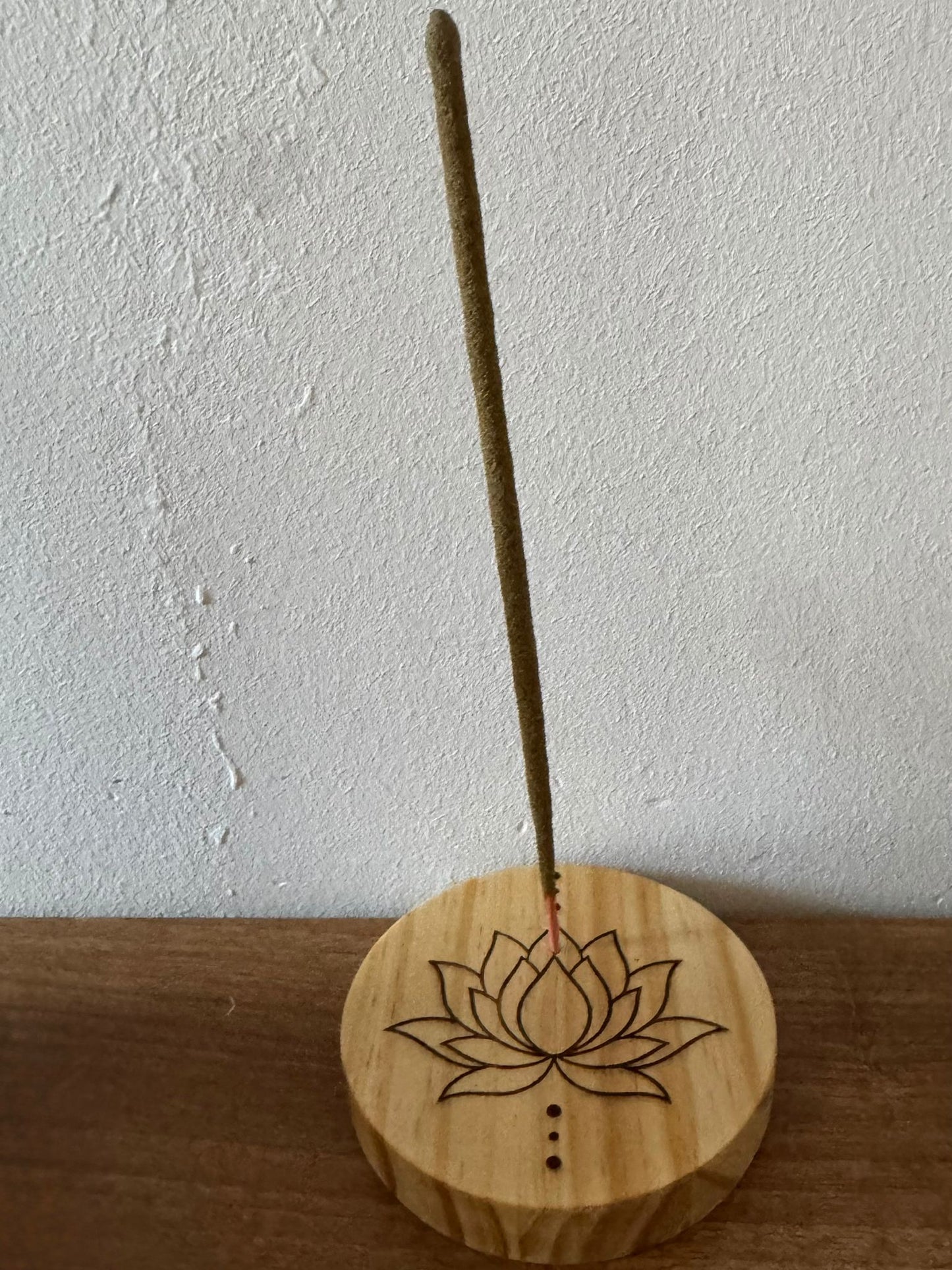 Incensario de Madera con Incienso Natural – Ritual de limpieza y conexión