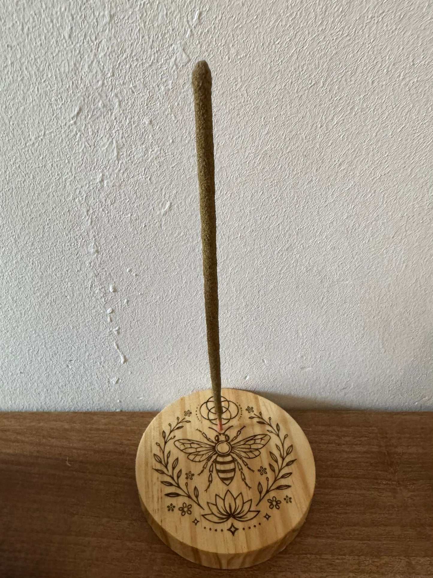 Porta inciensos artesanal con símbolo de abeja + incienso de ruda