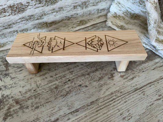 Soporte ritual de madera con símbolos elementales