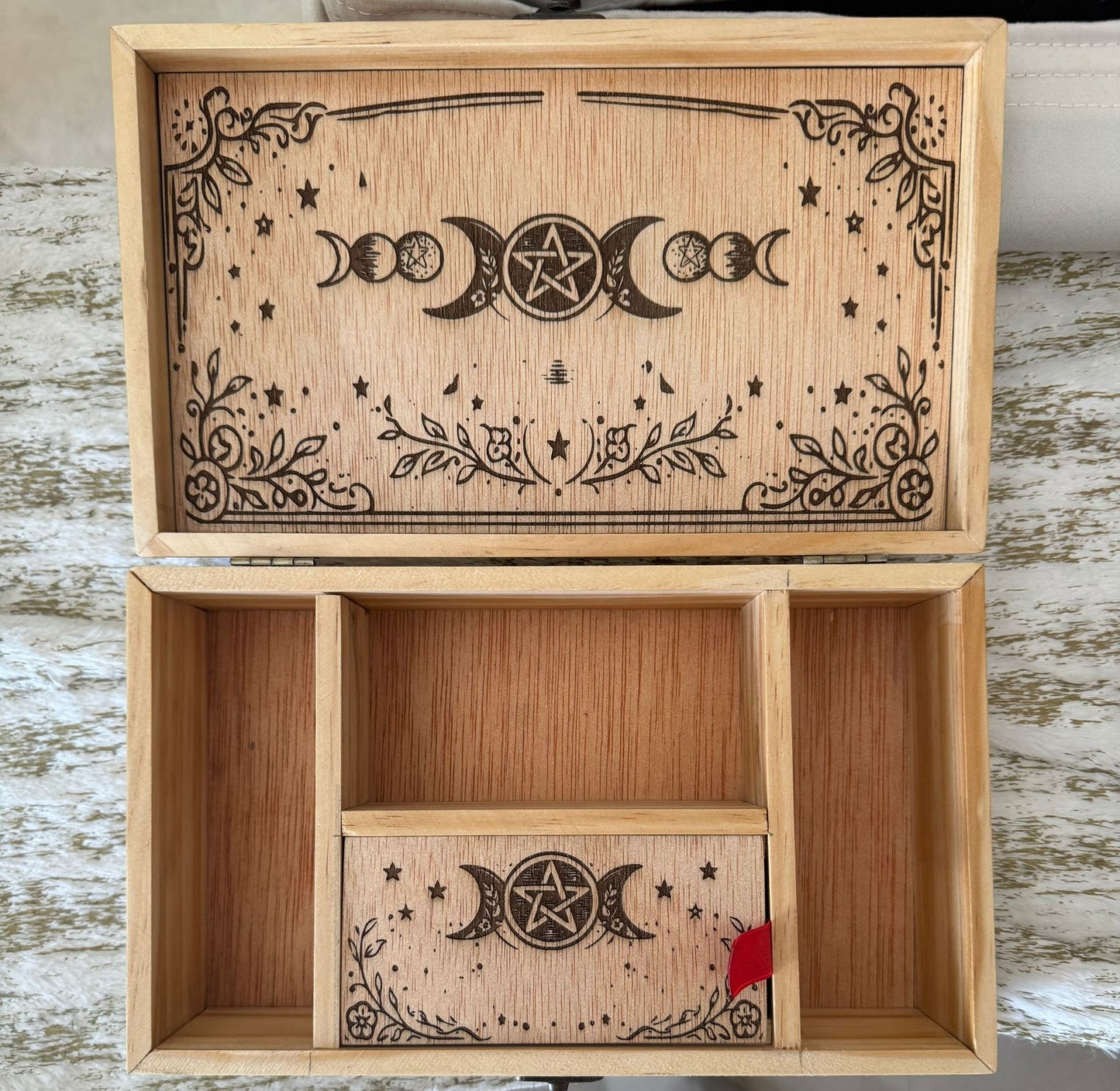 Altar portátil de madera grabado – Símbolos ancestrales y energía natural