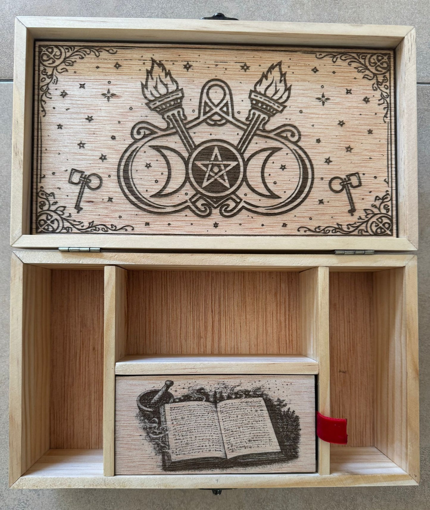 Altar portátil de madera grabado – Ritual, sabiduría y magia ancestral