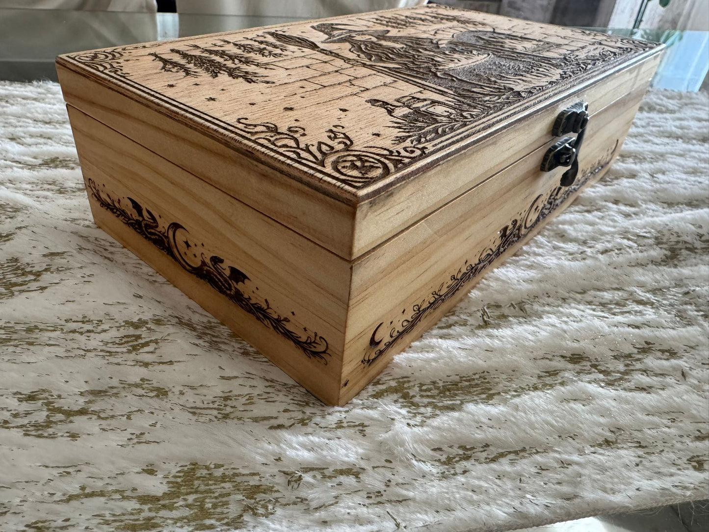 Altar portátil de madera grabado – Ritual, sabiduría y magia ancestral