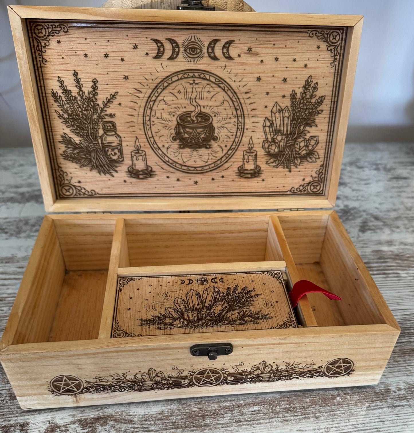 Altar portátil de madera grabado – Ritual, protección y conexión