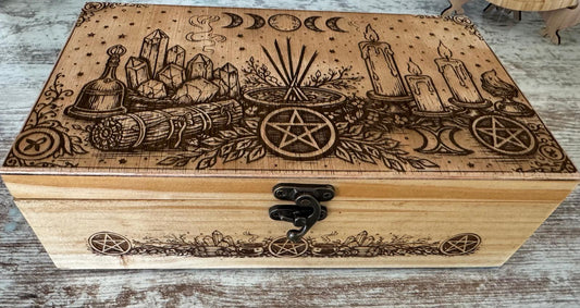 Altar portátil de madera grabado – Ritual, protección y conexión