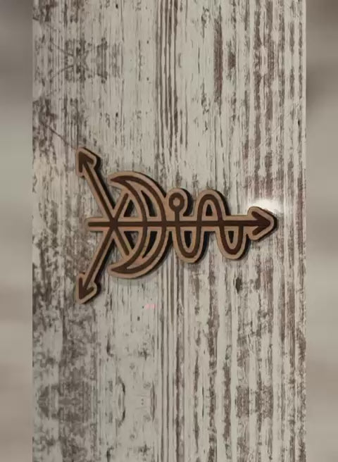 Cargar video: ✨ En Litha Artesanía Mágica fusionamos arte y energía para crear piezas únicas cargadas de intención.Trabajamos la madera de forma artesanal, dando vida a símbolos mágicos, símbolos de Reiki, talismanes y herramientas espirituales diseñadas para acompañar procesos de sanación, protección y expansión personal.Nuestros rituales con velas, inciensos artesanales y minerales seleccionados están preparados con limpieza energética y enfoque consciente, respetando la tradición y el poder simbólico de cada elemento.Creemos en la magia como energía que se mueve a través de la intención.Cada creación nace con propósito y está pensada para ayudarte a conectar contigo, con tu camino y con tu poder interior.Litha no es solo artesanía.Es energía hecha materia