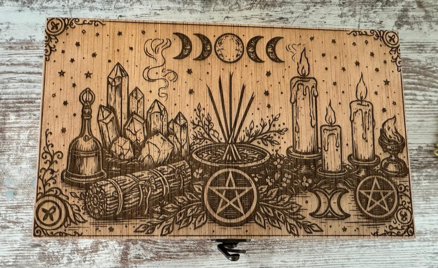 Altar portátil de madera grabado – Ritual, protección y conexión