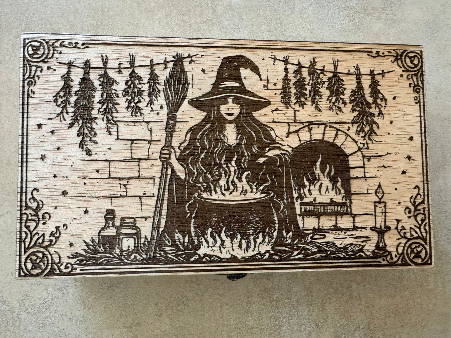 Altar portátil de madera grabado – Ritual, sabiduría y magia ancestral