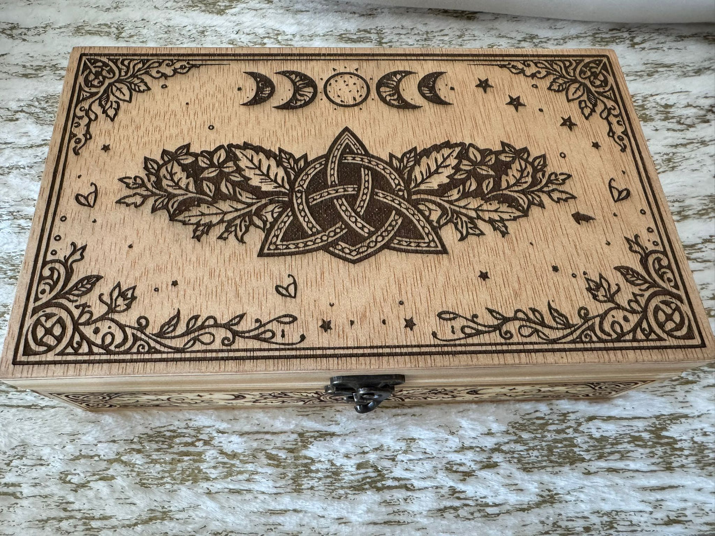Altar portátil de madera grabado – Símbolos ancestrales y energía natural